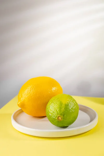 Свежий лимон и лайм — стоковое фото