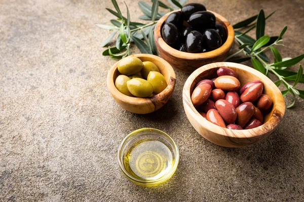 Черные и зеленые оливки — стоковое фото