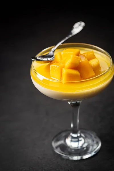 Panna cotta med mango — Stockfoto