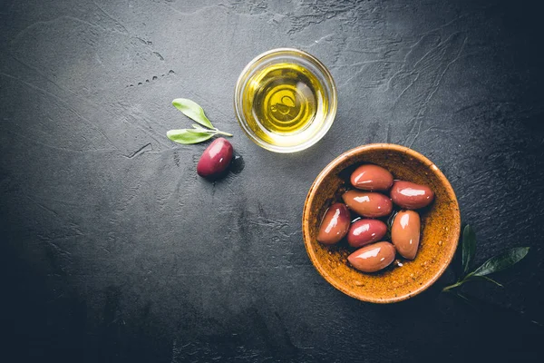 Черные оливки и оливковое масло — стоковое фото