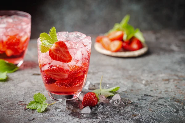 Verfrissend drankje met aardbeien — Stockfoto