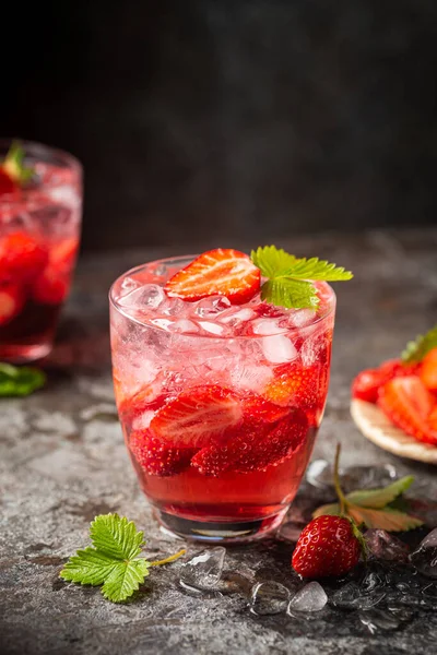 Verfrissend drankje met aardbeien — Stockfoto