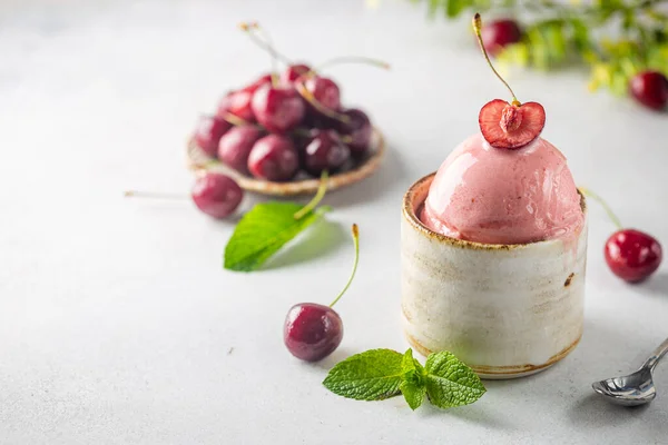 Cuenco de helado de cereza — Foto de Stock