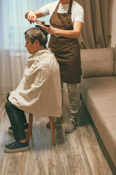 Vrouw snijdt haar moeder — Stockfoto