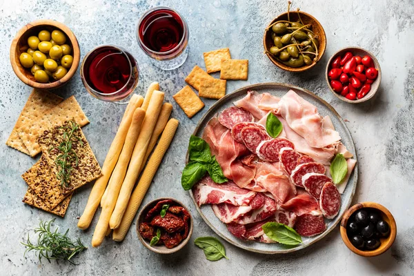 Aperitivos com diferentes antipasti — Fotografia de Stock