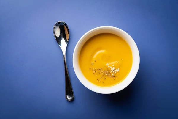 Овочевий вегетаріанський вершковий суп — стокове фото