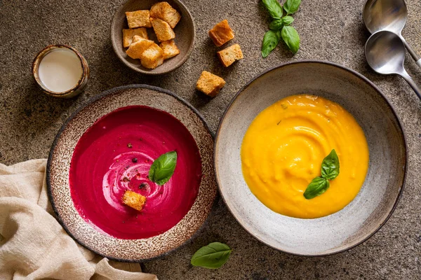 Буряковий і гарбузовий крем-супи — стокове фото