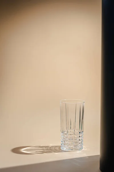 Glas kastar vacker skugga — Stockfoto