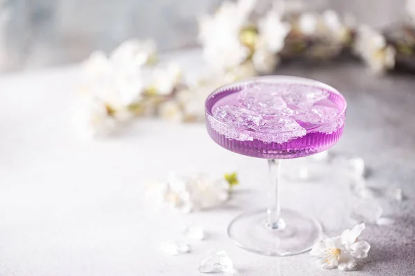 Purple drink with ice cubes — Stock Photo, Image