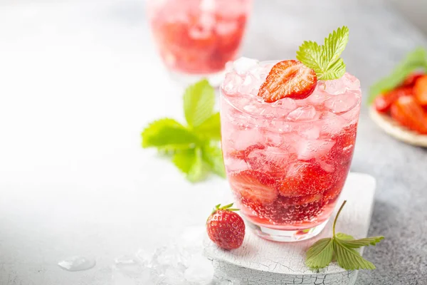 Refreshing drink with strawberry — Stock Photo, Image