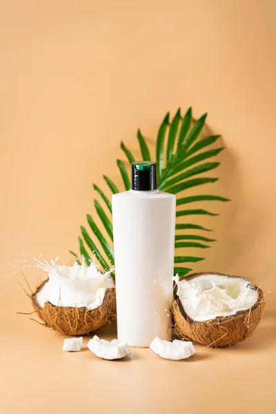 Shampoo und frische Bio-Kokosnuss — Stockfoto