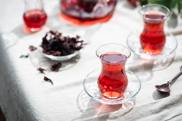 Chá de karkade vermelho quente — Fotografia de Stock