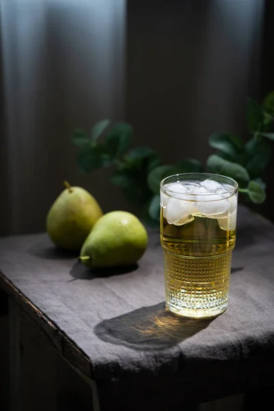 Vaso de jugo fresco de pera o sidra —  Fotos de Stock