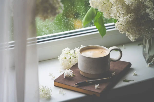 커피 한잔 과흰 라일락 한 잔 — 스톡 사진