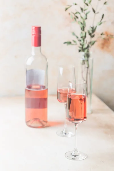 Dois copos e garrafa de vinho rosa — Fotografia de Stock