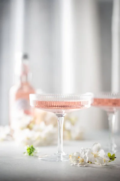 Roze kosmopolitische cocktail — Stockfoto