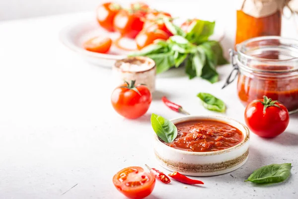 Tigela de molho de tomate italiano — Fotografia de Stock