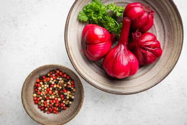 Roter eingelegter Knoblauch — Stockfoto