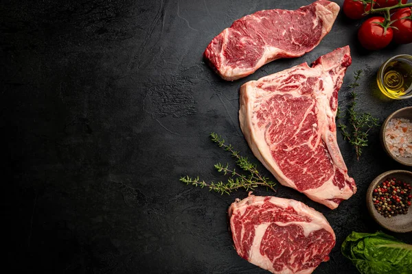 Variety steaků ze syrového masa — Stock fotografie