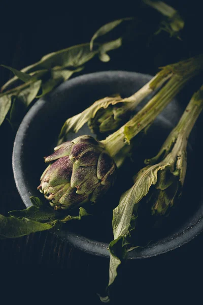 Alcachofa fresca con hojas — Foto de Stock