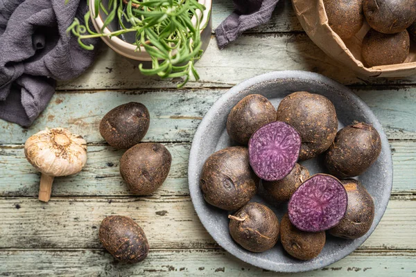 Frische lila Kartoffeln — Stockfoto