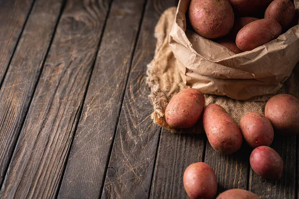 Nuova patata rossa cruda — Foto Stock