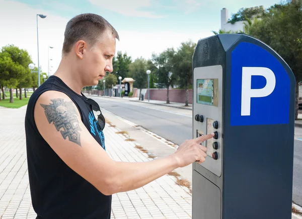 Jovem pagando pelo estacionamento — Fotografia de Stock