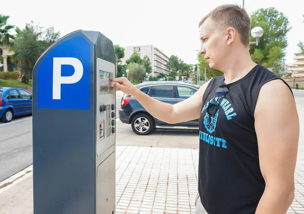 Jovem pagando pelo estacionamento — Fotografia de Stock