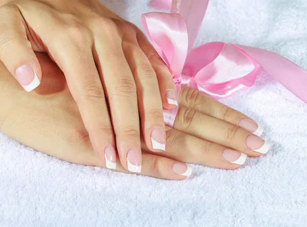 Francuski manicure z różowe i czerwone serca na paznokcie. — Zdjęcie stockowe