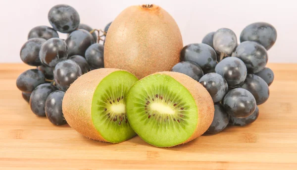 Grapes with kiwi — Stock Photo, Image