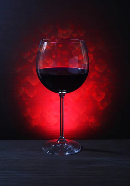 Glas rode wijn met lichten achtergrond — Stockfoto
