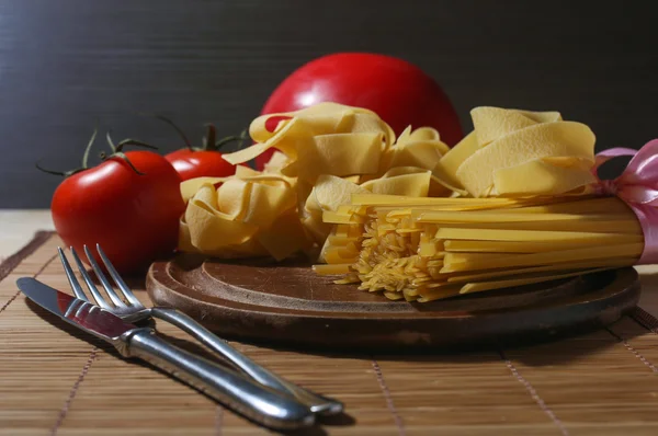 Pasta italiana con pomodori e formaggio di testa — Foto Stock