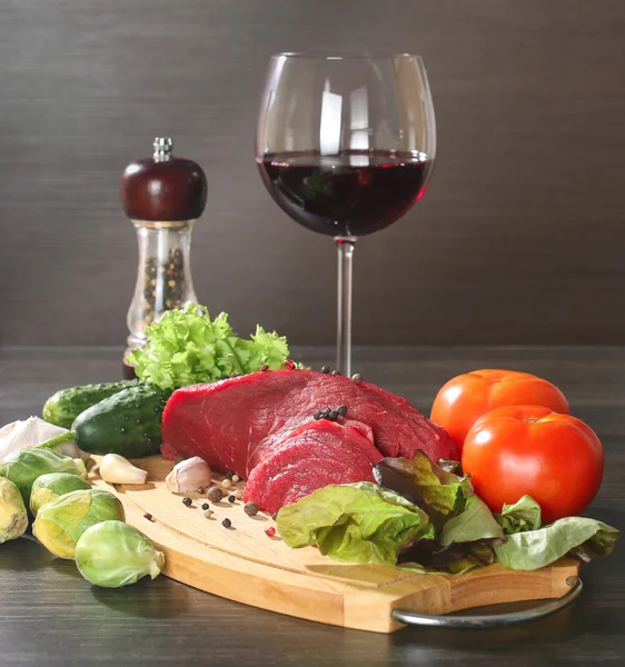 Carne de vacuno cruda con verduras y vino —  Fotos de Stock