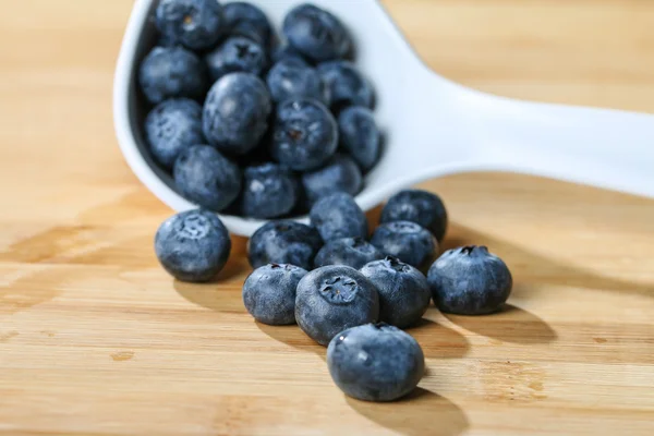 Blaubeere auf dem Löffel für gesunde Ernährung — Stockfoto