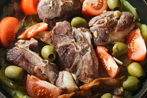 Lammfleisch gebraten mit Kartoffeln und Gemüse — Stockfoto