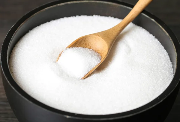 Zucchero in un cucchiaio di legno — Foto Stock