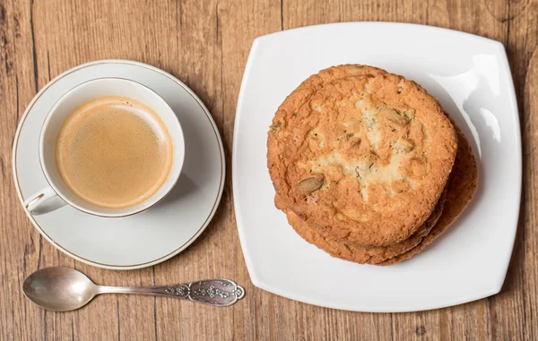 Vue de dessus sur tasse de café et assiette avec biscuits — Photo