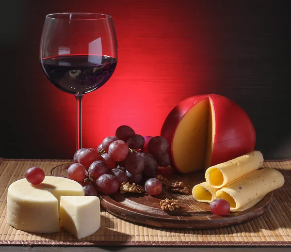 Natura morta raffinata di vino, formaggio e uva — Foto Stock