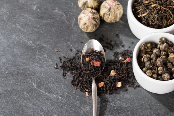 Różne rodzaje liści herbaty — Zdjęcie stockowe