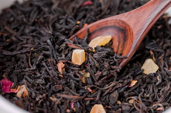 Dry tea leaves in wooden spoons — Stock Photo, Image