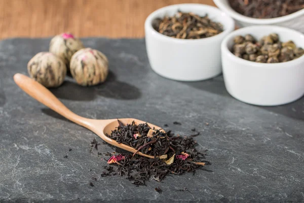 Suche liście herbaty w drewniane łyżki — Zdjęcie stockowe