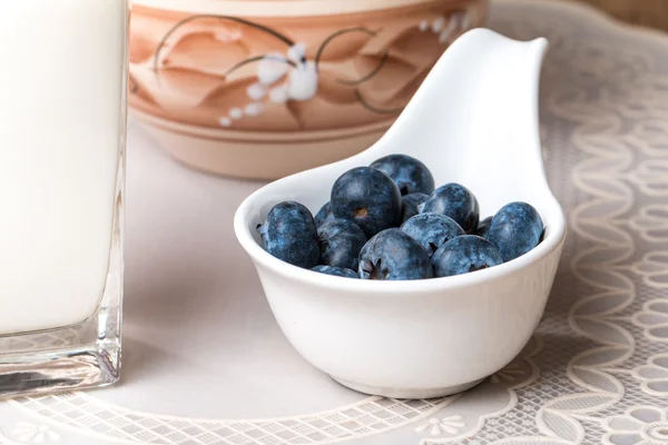 Blaubeeren und Milchprodukte auf Holztisch — Stockfoto