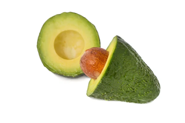 Grüne Avocado halbiert mit einem Knochen — Stockfoto