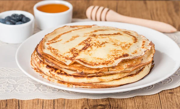 Pancakes with fresh blueberry and honey — Stock Photo, Image