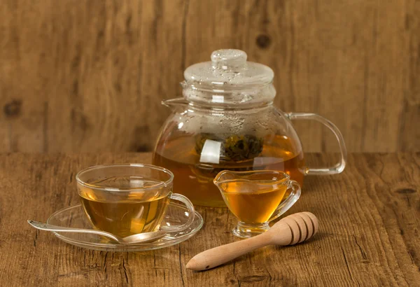 Cam bardak ve ballı yeşil çay çaydanlık — Stok fotoğraf