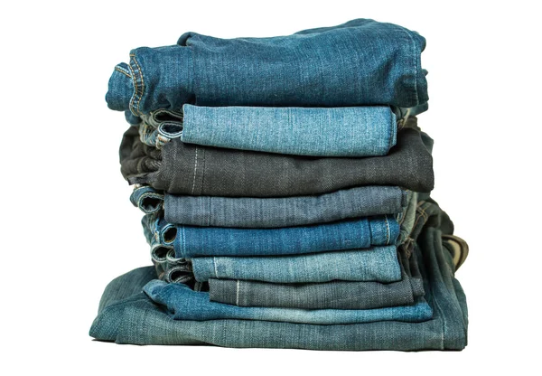 Стек джинсов, изолированных на белом — стоковое фото