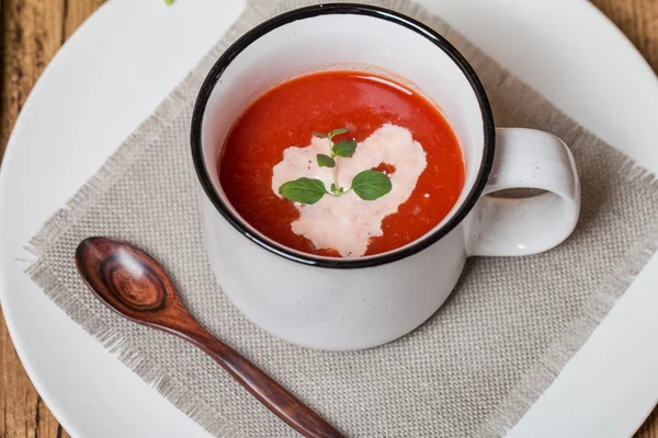 Sopa de tomate fresco en un tazón blanco —  Fotos de Stock