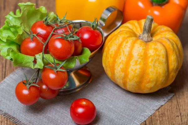 Натюрморт з овочами, декоративними гарбузами та вишневим томатом — стокове фото