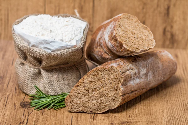 Bread and flour — Stock Photo, Image