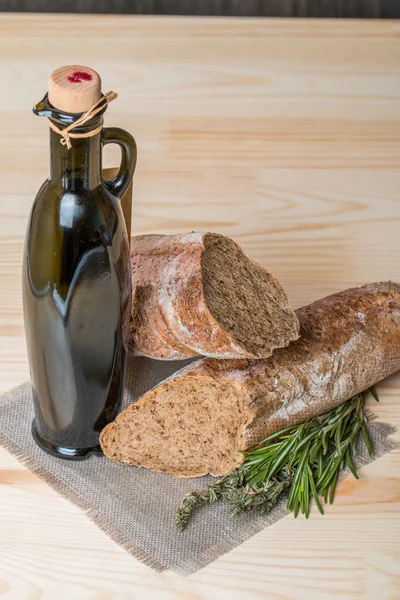 Świeży chleb z oliwą z oliwek i rozmarynu — Zdjęcie stockowe